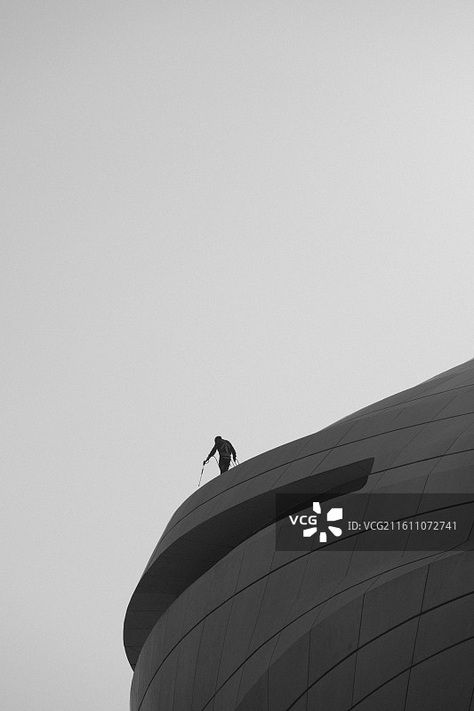 下午落日缓缓落下，可那一丝光亮仍为工人们照耀。黑白肖像的创作会让作品有着别样的风格感受图片素材