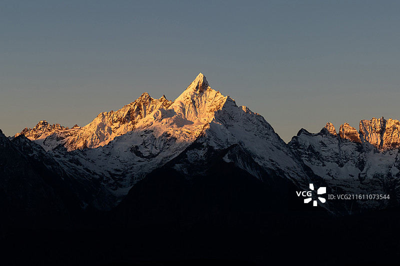 梅里雪山日照金山缅茨姆峰图片素材