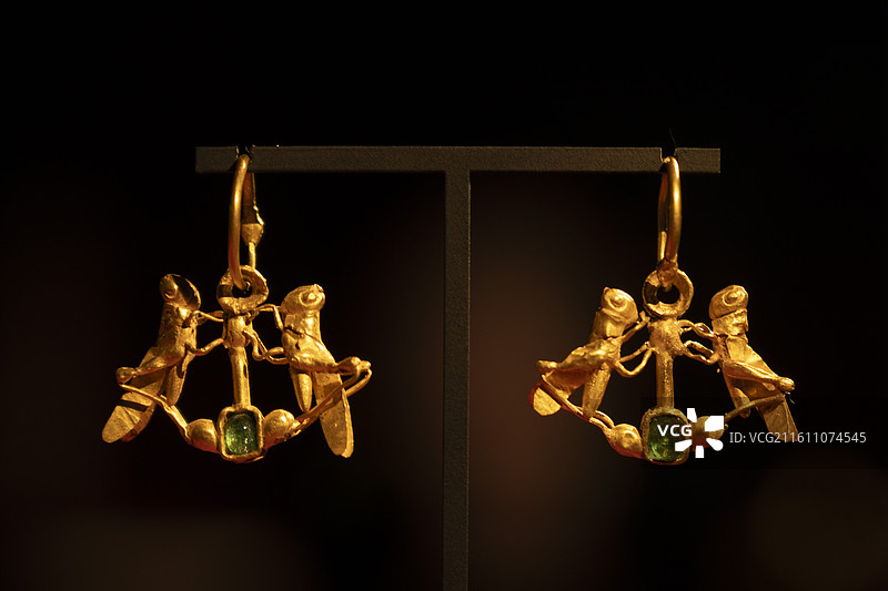 蚱蜢造型耳坠，金、祖母绿，公元前3世纪至公元前2世纪，地中海世界或中亚，科威特伊斯兰珍宝馆藏图片素材