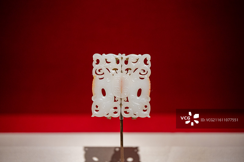 故宫博物院 百年守护展 清 白玉 "保合太和”夔凤纹佩（一对）图片素材