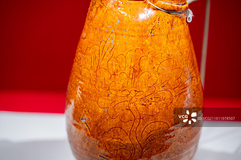 故宫博物院 百年守护展 辽 黄釉划折枝牡丹纹皮囊壶图片素材