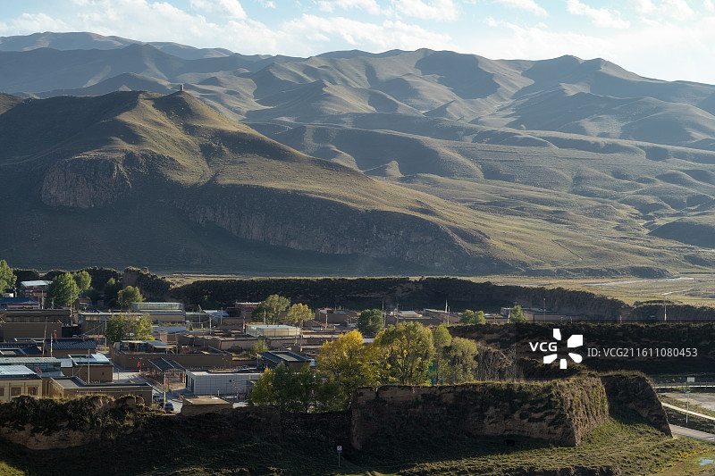 秋天甘南甘加秘境雪山草原八角城图片素材