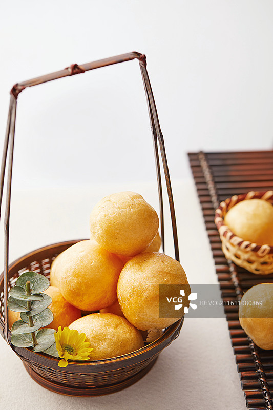 油面筋、豆制品、火锅食材、小竹篓里的油面筋图片素材