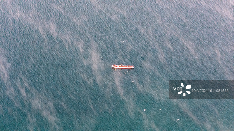 泸沽湖冬日晨雾航拍图片素材