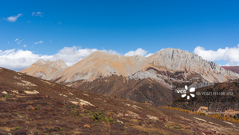大地骨骼：高海拔裸露山脊的冷色律动与云境图片素材