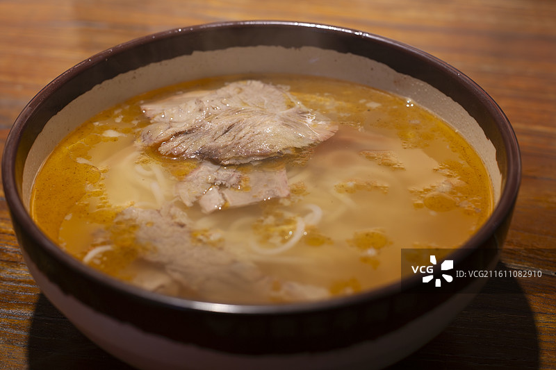 大碗牛骨熬汤牛肉粉图片素材