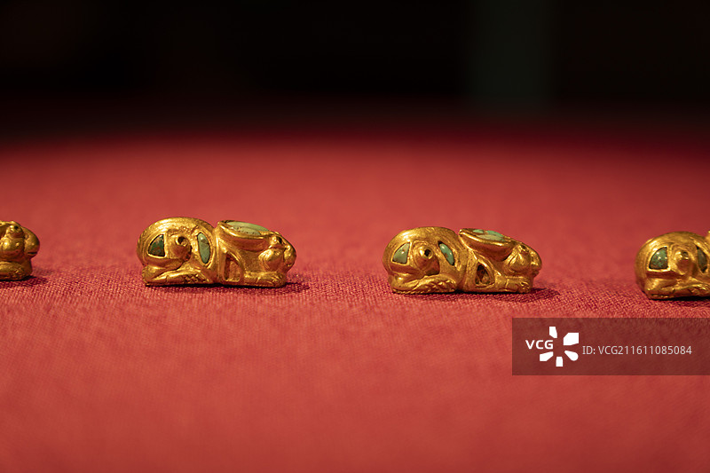 蹲伏野兔装饰片，金、绿松石，约公元前1世纪至公元1世纪，中亚，科威特伊斯兰珍宝馆-萨巴赫收藏图片素材