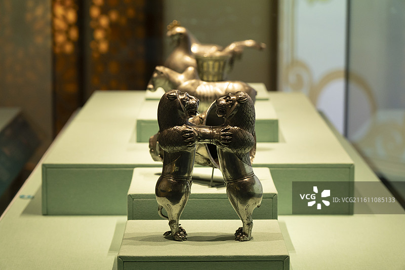 双狮形来通杯，银，约公元前7世纪，或出土于伊朗卡尔马卡雷洞穴，科威特伊斯兰珍宝馆-萨巴赫收藏图片素材