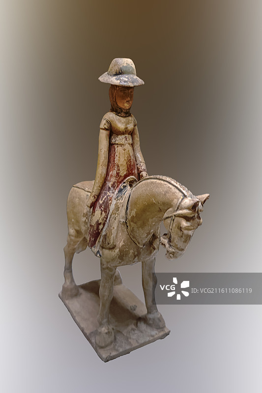 彩绘陶戴帏帽女骑俑，唐 显庆二年，1972年陕西礼泉张士贵墓出土，中国国家博物馆藏图片素材