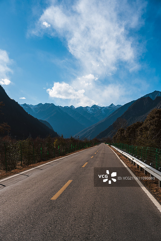 青藏高原山区公路雪山汽车广告背景图图片素材