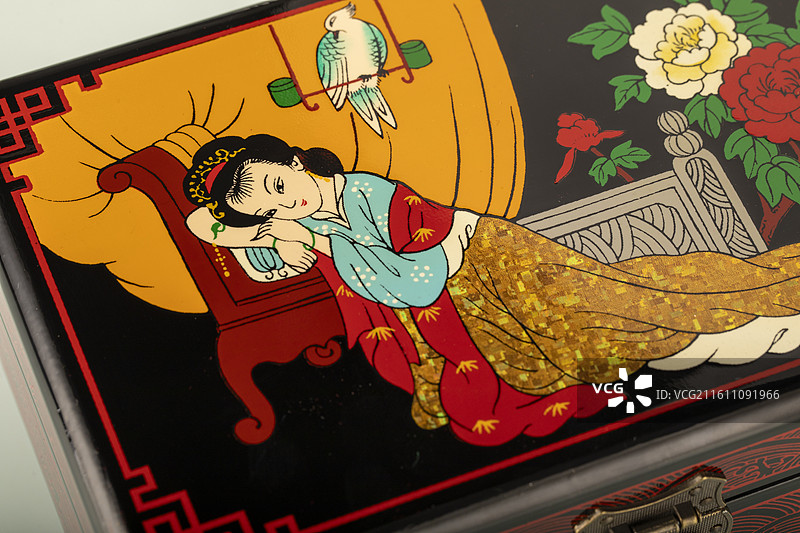 平遥推光漆器表面彩绘图案特写图片素材