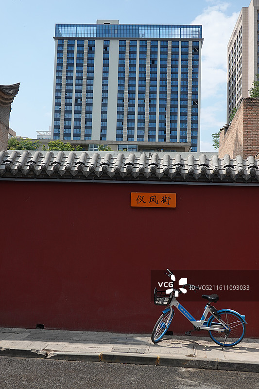 陕西省咸阳市咸阳老街街景：仪凤东街仪凤街安国寺红墙图片素材