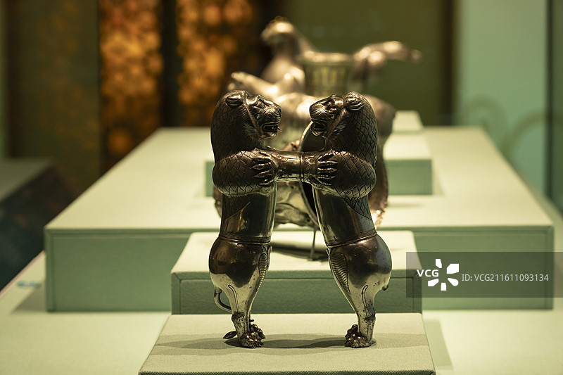 双狮形来通杯，银，约公元前7世纪，或出土于伊朗卡尔马卡雷洞穴，科威特伊斯兰珍宝馆-萨巴赫收藏图片素材