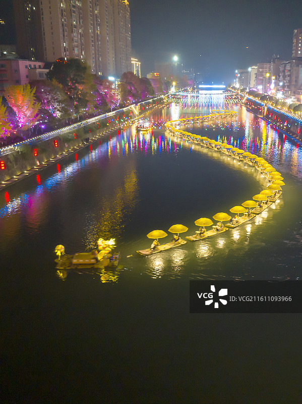 航拍湖北宣恩县贡水河4A级景区水上竹筏，龙游贡水璀璨夜景图片素材