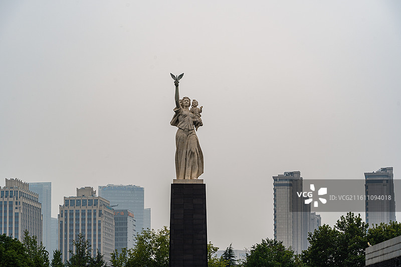 侵华日军南京大屠杀遇难同胞纪念馆里和平广场的和平雕塑图片素材