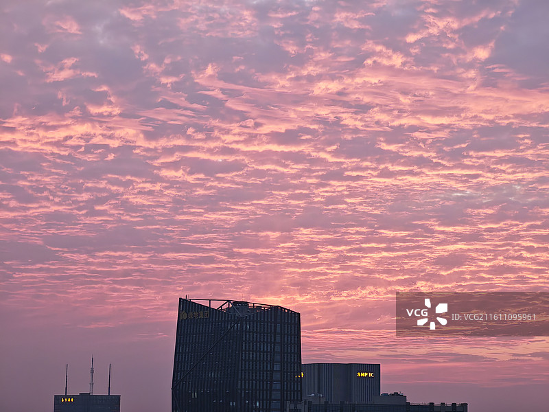 日落时戏剧性天空的低角度视图，落日，晚霞，火烧云图片素材