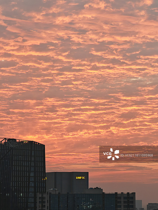 日落时戏剧性天空的低角度视图，落日，晚霞，火烧云图片素材
