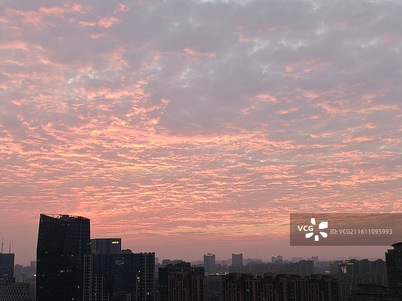 日落时戏剧性天空的低角度视图，落日，晚霞，火烧云图片素材