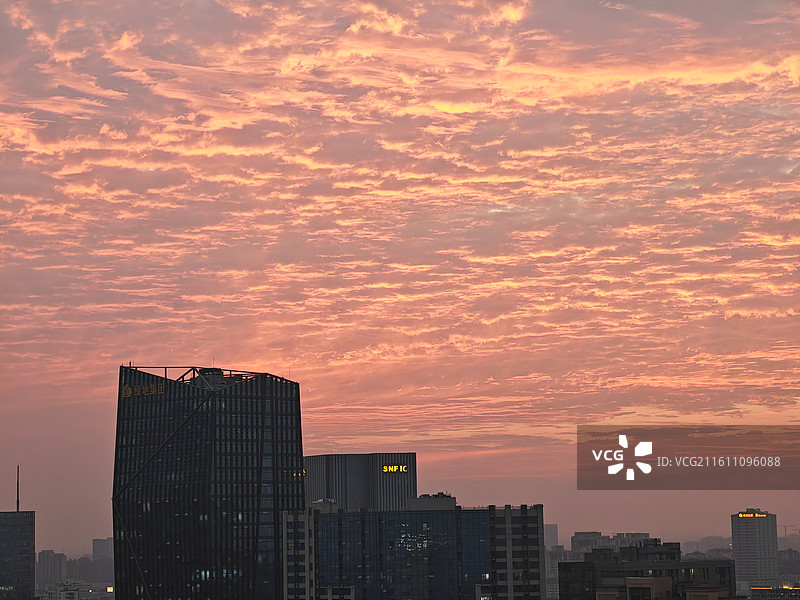 日落时戏剧性天空的低角度视图，落日，晚霞，火烧云图片素材