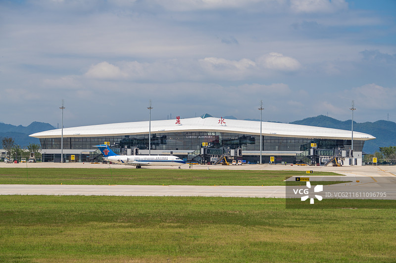 客机在航站楼前滑行02图片素材