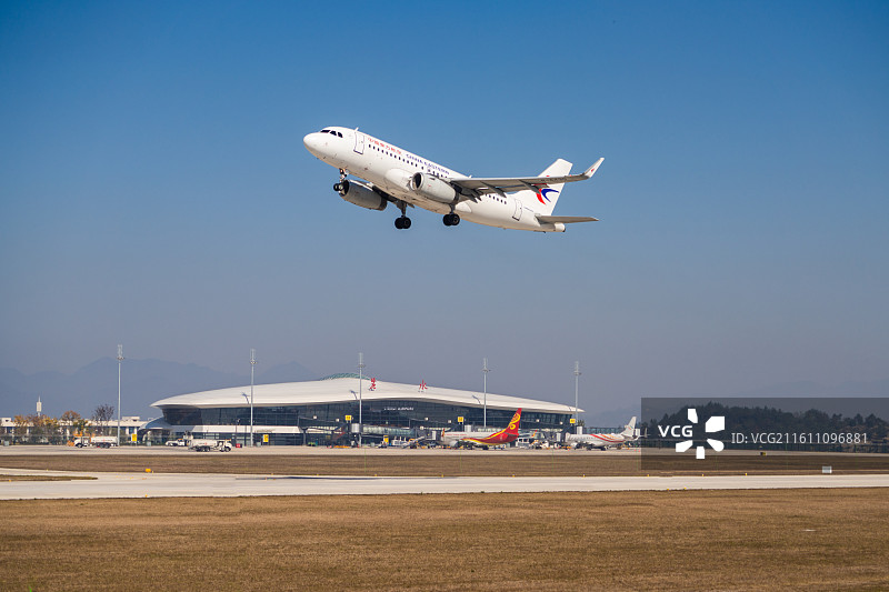 客机在航站楼前上空起飞08图片素材