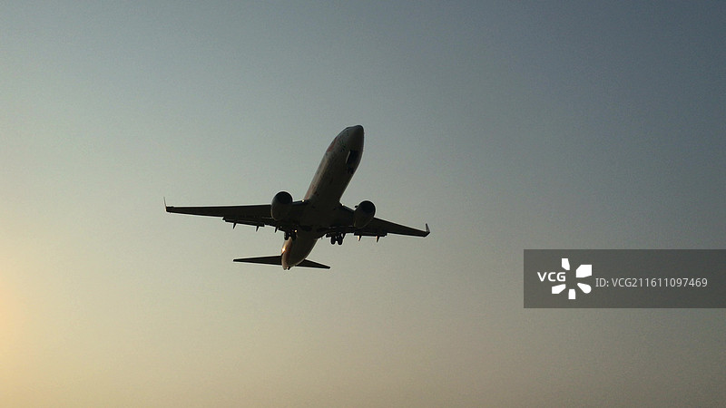 飞机迎天飞行的低角度视图图片素材