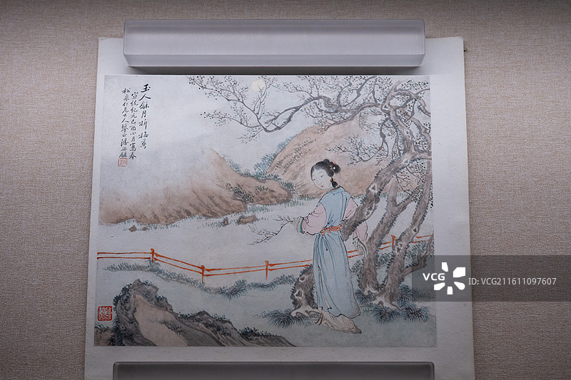 天津博物馆 清代后期人物画特展 清 潘振镛 仕女图册 ‌纸本设色‌ 宣统己酉年（1909）58岁图片素材