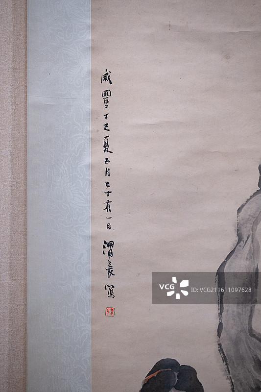 天津博物馆 清代后期人物画特展 清 任熊 文石仕女图轴 ‌纸本设色‌ 咸丰丁巳年(1857) 35岁图片素材