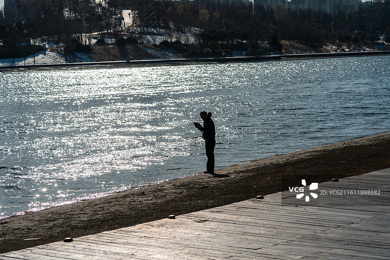 站在河边钓鱼的人图片素材