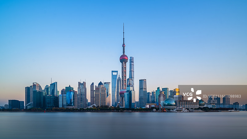 上海外滩璀璨天际线图片素材