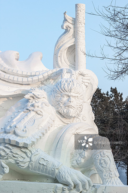 中国黑龙江哈尔滨太阳岛雪博会展出的雪雕黑神话悟空造型图片素材