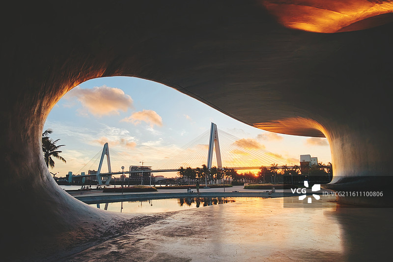 海口云洞视角世纪大桥日出图片素材