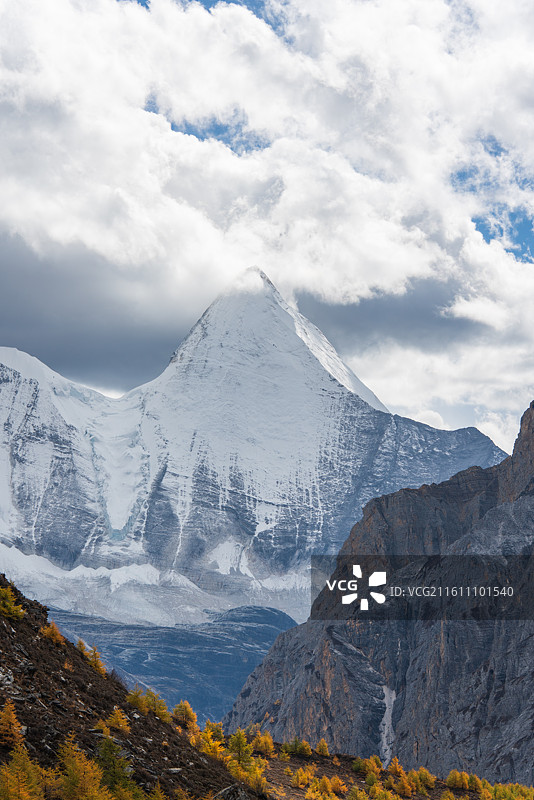 神山回响：亚丁峰峦的光影史诗图片素材