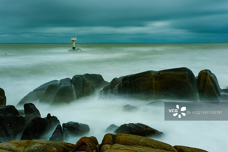 中国海南省昌江县昌化镇棋子湾峻壁角海岸的冲天海浪，棋子湾峻壁角的礁石，峻壁角的灯塔图片素材