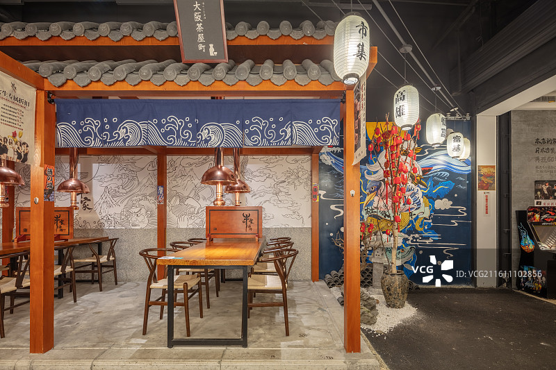 日式餐厅卡座与装饰墙面图片素材