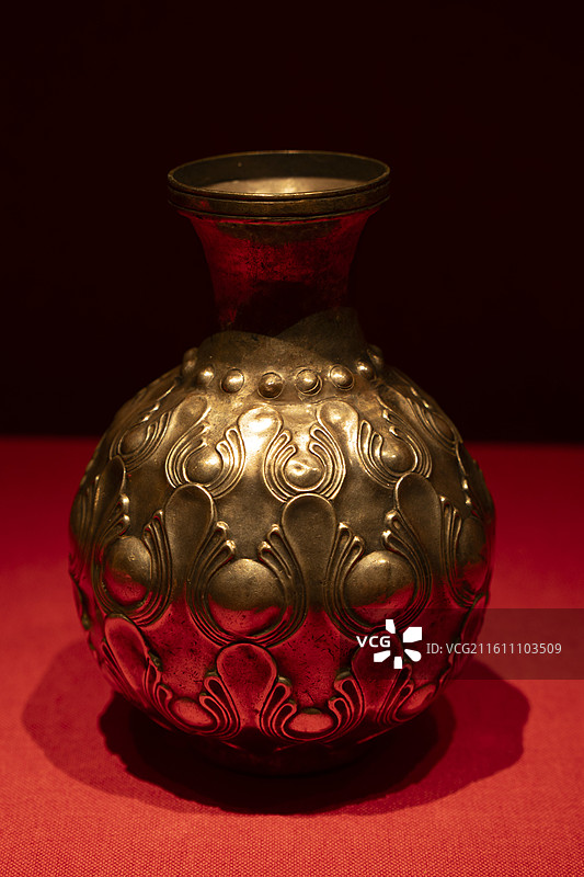 梨形珍珠纹瓶，银，公元6世纪至公元7世纪，萨珊王朝，科威特伊斯兰珍宝馆-萨巴赫收藏图片素材