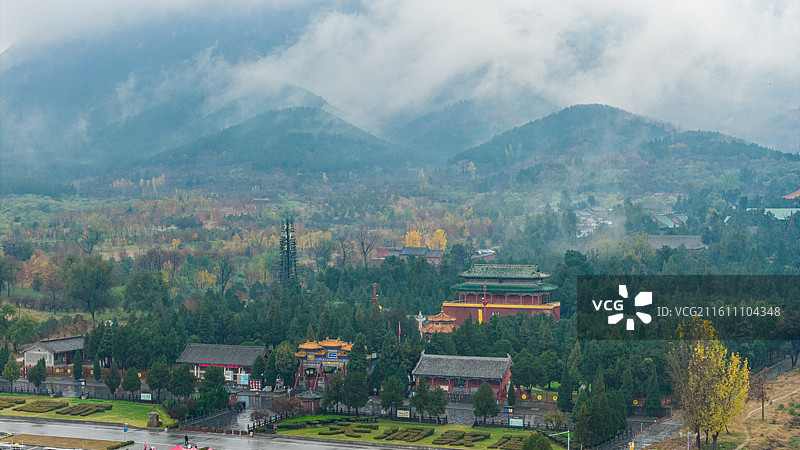 雨后云海中的郑州市登封市中岳庙图片素材