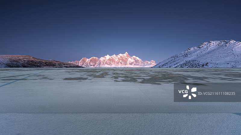 雪山下的地面广场，雪山背景，汽车广告背景，汽车背景，地面广场，南迦巴瓦峰，库拉岗日峰，珠峰图片素材