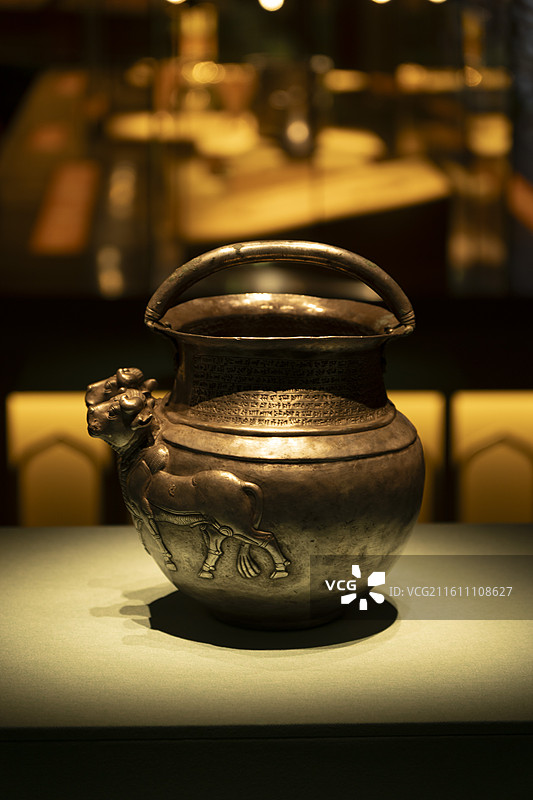 浮雕公牛双流壶，银，约公元前7世纪，新埃兰王国，科威特伊斯兰珍宝馆-萨巴赫收藏图片素材