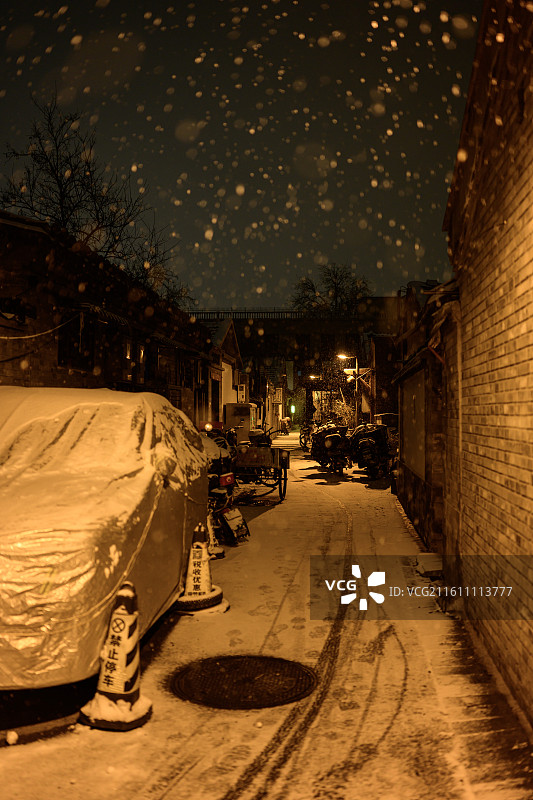 2025年12月12日，北京下起了第一场雪，雪中的胡同夜景图片素材