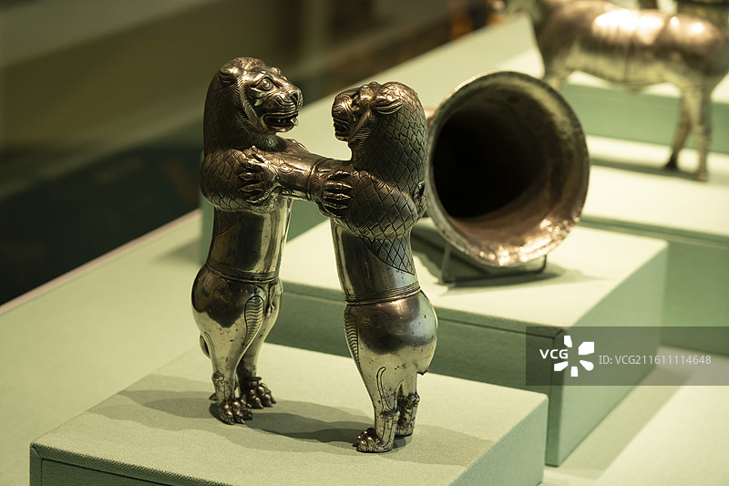 双狮形来通杯，银，约公元前7世纪，或出土于伊朗卡尔马卡雷洞穴，科威特伊斯兰珍宝馆-萨巴赫收藏图片素材