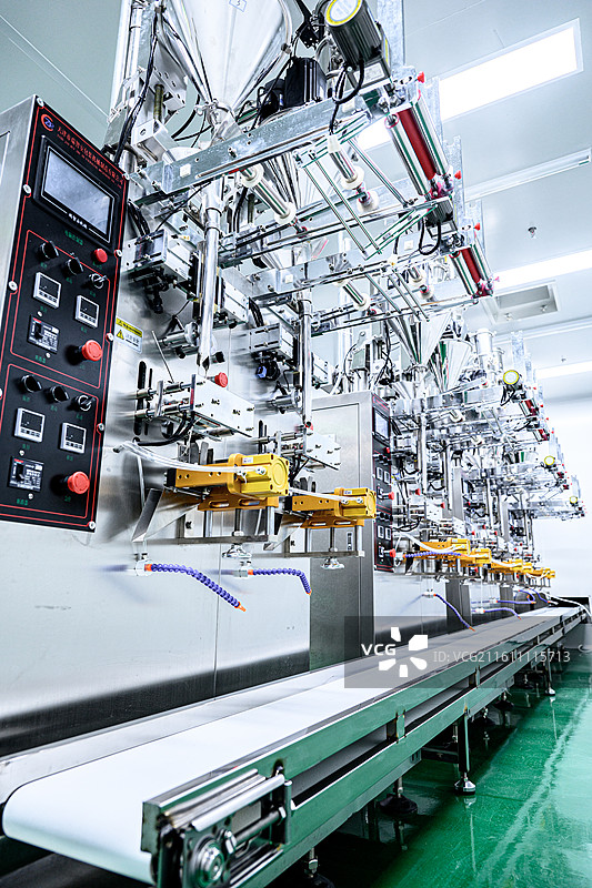 食品包装车间的生产设备图片素材