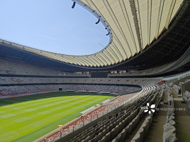 西安国际足球中心建筑红色现代建筑草坪万人足球场图片素材