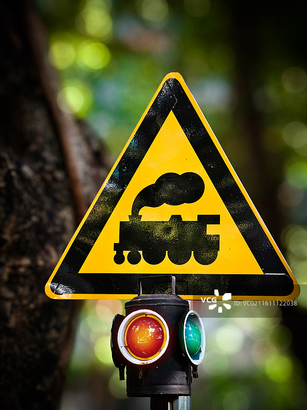 铁路交通标志牌，三角形道口标志图片素材