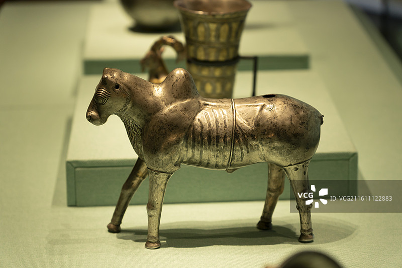 瘤牛形来通杯，约公元前8世纪至公元前6世纪，或出土于伊朗卡尔马卡雷洞穴，科威特伊斯兰珍宝馆藏图片素材
