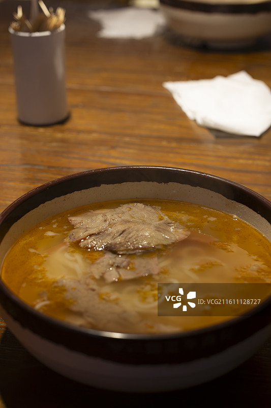 大碗牛骨熬汤牛肉粉图片素材