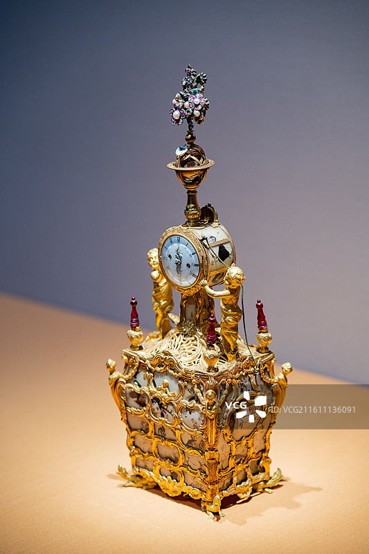 故宫博物院 百年守护展 英国18世纪 James Cox London 铜镀金镶玛瑙座表图片素材