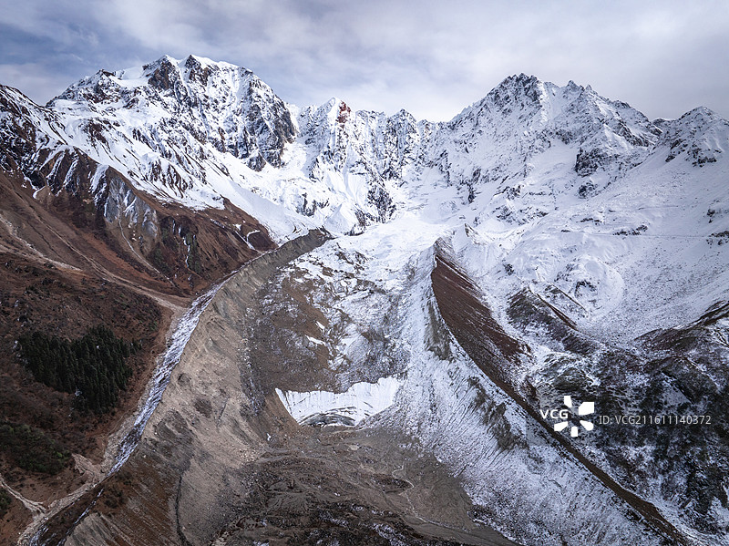 西藏墨脱嘎隆拉冰川图片素材