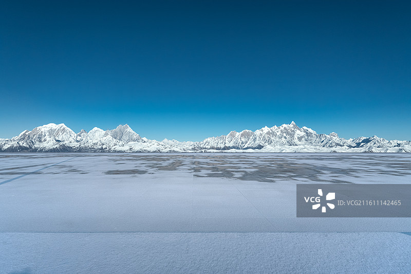 雪山下的地面广场，雪山背景，汽车广告背景，汽车背景，地面广场，南迦巴瓦峰，库拉岗日峰，珠峰图片素材