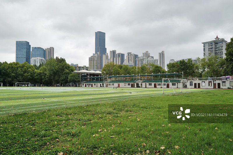 湖北武汉市青少年宫足球场与周边城市风光图片素材